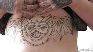 Chicas góticas presumen de sus tatuajes