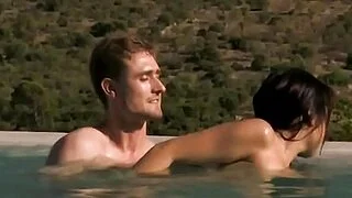 水中のアジア人熟女