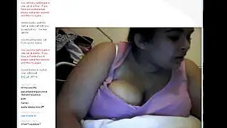 asiática de grandes tetas en la cámara