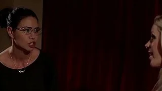 Asiatische Lesbe leckt pralle MILFs mit süßem Arschloch