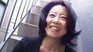 亚洲黑发美女坂下纯子因为一个男人而兴奋不已，竟然在大街上露出了胸部。