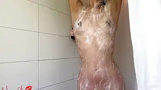 亚洲女孩性感淋浴